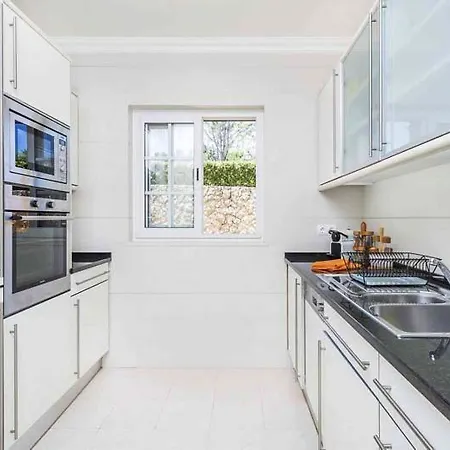 Sleeps 8 With Pool Air Con And Wifi *