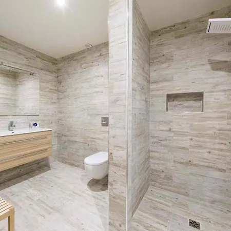 Vila Sleeps 8 With Pool Air Con And Wifi
